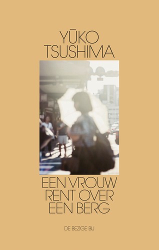 Yuko Tsushima - Een vrouw rent over een berg